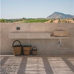 2 bedroom villa with infinity pool, near Alcamo, sleeps 4-5